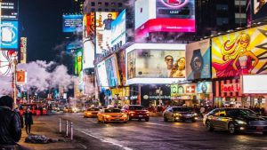 نمونه تبلیغات DOOH با استفاده از نمایشگر LED بزرگ در فضای شهری مدرن