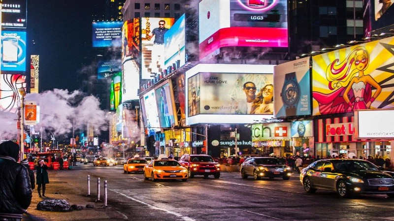 نمونه تبلیغات DOOH با استفاده از نمایشگر LED بزرگ در فضای شهری مدرن